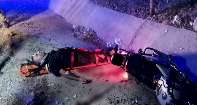 Taklalar atan motosiklet kanala düştü: 2 yaralı