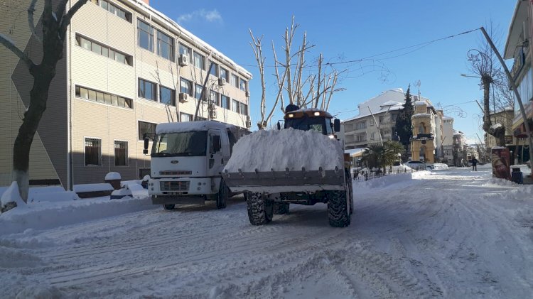 Gölbaşında Belediye karları temizliyor