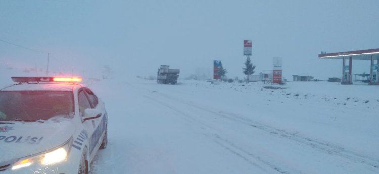 Kar yağışı ve tipi nedeniyle karayolları kapandı