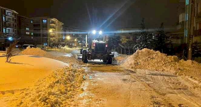 Gölbaşı Belediyesi, kaldırımlarda kar temizleme ve tuzlama yapıyor