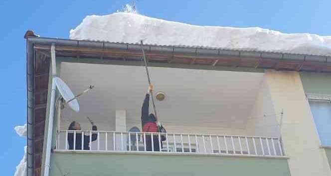Gölbaşı itfaiyesi çatılardaki karları temizliyor