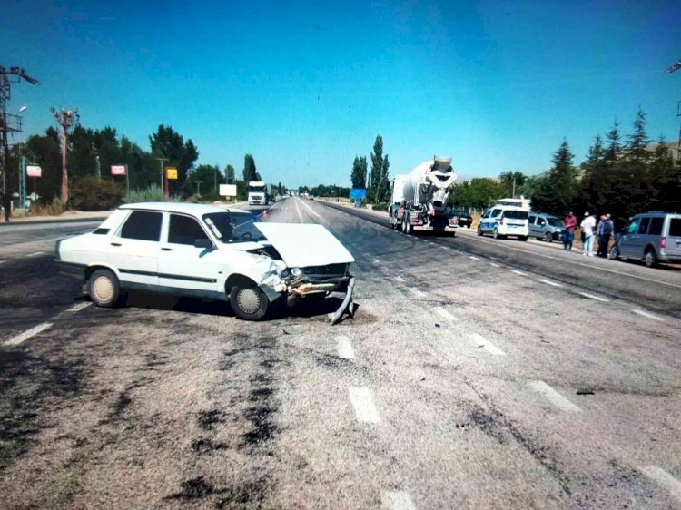 Hafif ticari araçla otomobil çarpıştı: 2 yaralı