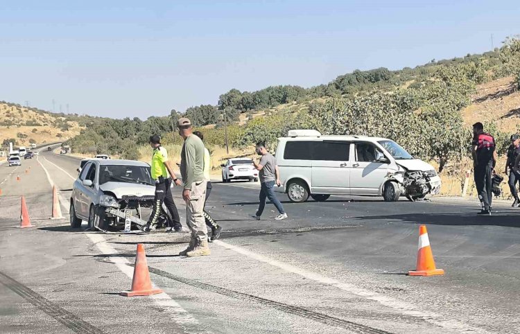 Otomobil ile minibüs çarpıştı: 3 yaralı