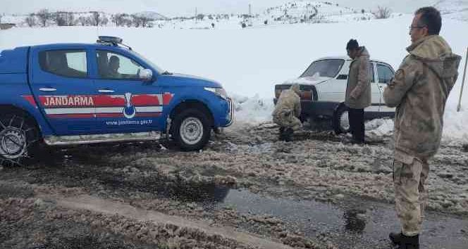 Jandarma ekipleri araçlarıyla mahsur kalanları kurtardı