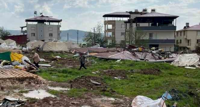Kahramanmaraş Pazarcık'ta fırtına çatıları uçurdu: 4 yaralı
