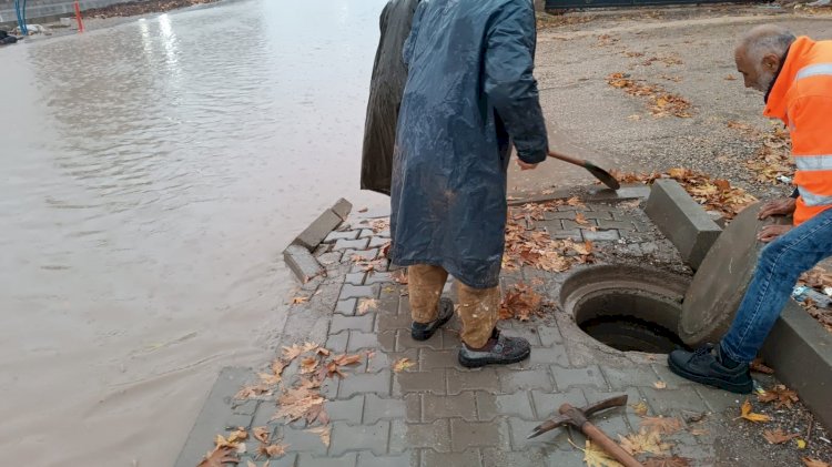 Gölbaşı Belediyesi, tıkanan mazgalları temizledi